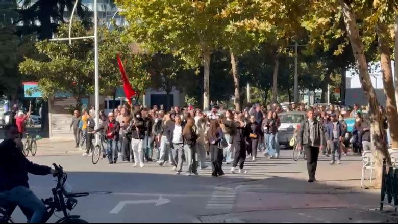 Dy protesta kombëtare sot në Tiranë, studentët grumbullohen para Ministrisë së Arsimit! Militantët e Berishës para Kryemininstrisë