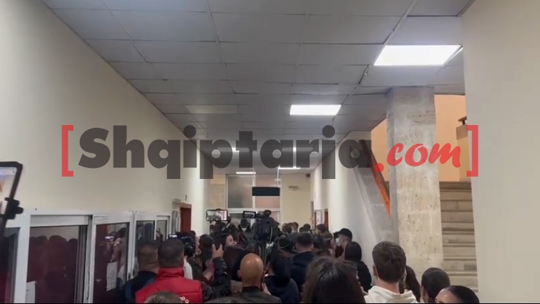 Një grup protestuesish futen brenda Ekonomikut, thirrje studentëve për të bojkotuar mësimin dhe për t’u bashkuar me ta