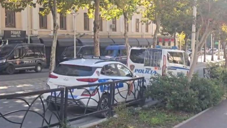 Seanca plenare/ ‘Blindohet’ perimetri i Kuvendit, dhjetëra makina Policie para godinës