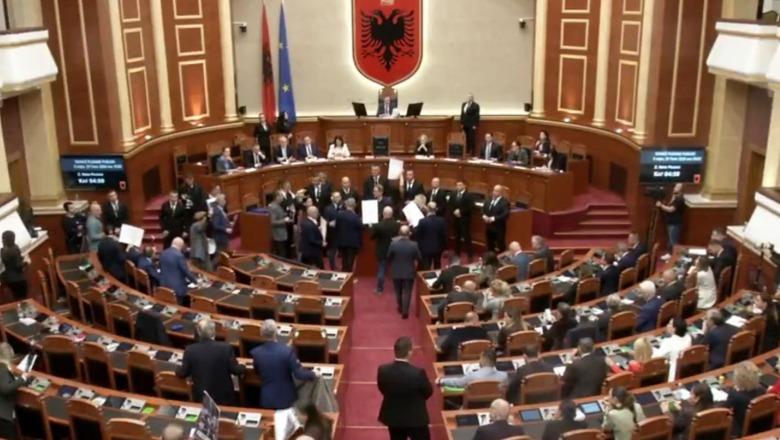 LIVE TV - Nis me tensione seanca plenare në Kuvend, deputetët e opozitës bllokojnë foltoren! Peleshi: Berishës i hiqet fjala për thirrje dhune