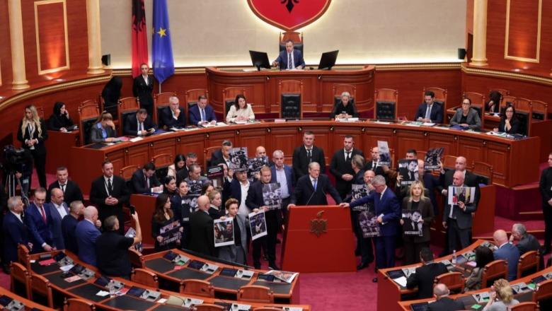 Kuvend/ Tensione të forta në seancën plenare, Berisha thirrje për dhunë: Ju meritoni thyerje kockash e çarje kafkash! Peleshi: Të hiqet e drejta e fjalës për gjithë ditën