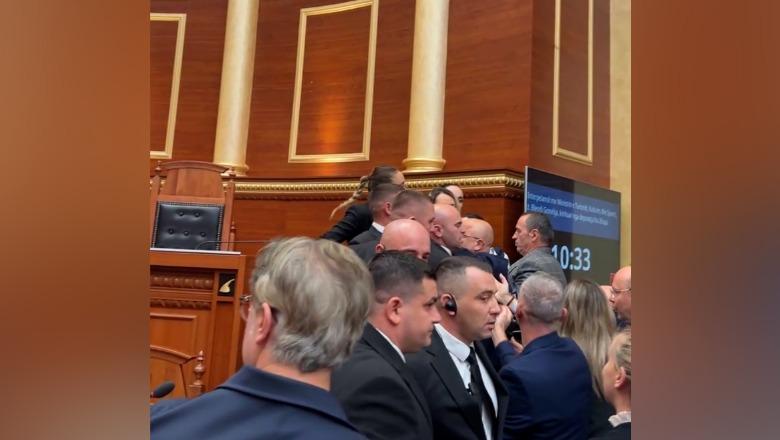 Tensione në Kuvend/ Deputetët e PD-së tentojnë t’i afrohen Peleshit, Garda u bllokon rrugën te shkallët