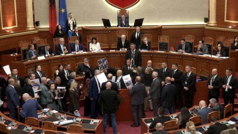 Tensione të forta në seancën plenare, Berisha thirrje për dhunë: Ju meritoni thyerje kockash e çarje kafkash! Peleshi: Të hiqet e drejta e fjalës për gjithë ditën! Në Kuvend edhe Rama