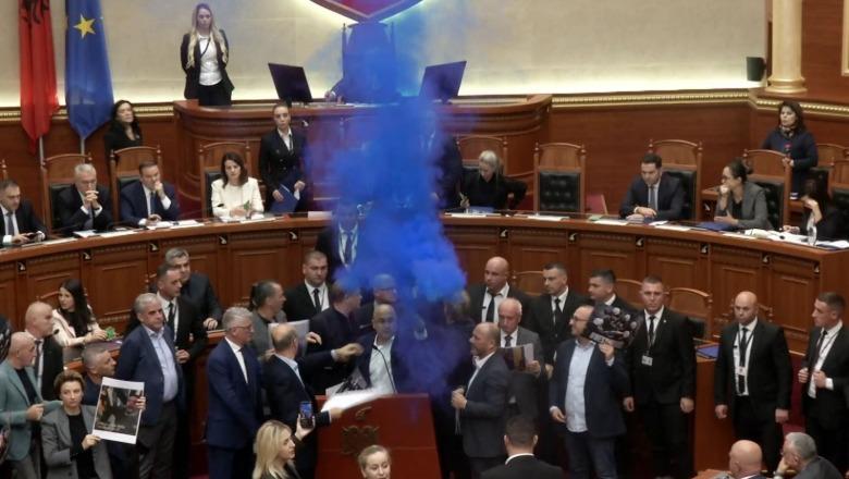 Tensione në Kuvend, opozita ndez flakadanë pas bllokimit të foltores! Kalohet në votim të pr.ligjeve pa diskutim