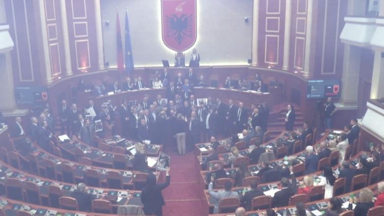 Opozita bllokon foltoren, Rama dhe Balluku mbërrijnë në seancën plenare