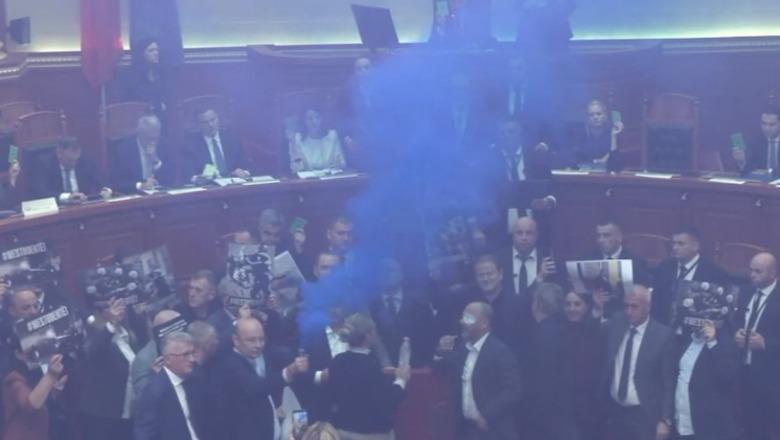 Tensione në Kuvend/ Deputetët e PD-së hedhin sende në drejtim të Ramës, kryeministri largohet nga salla