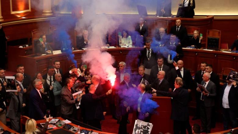 Kuvend/ Mes përplasjeve e flakadanëve miratohet me 84 vota pr.ligji për Bankën e Shqipërisë, përjashtohen 4 deputetë të PD! Berisha thirrje për dhunë, i hiqet e drejta e fjalës