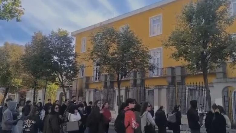 Protesta në Tiranë, pas Kuvendit një grusht protestuesish mblidhen para Ministrisë së Arsimit!