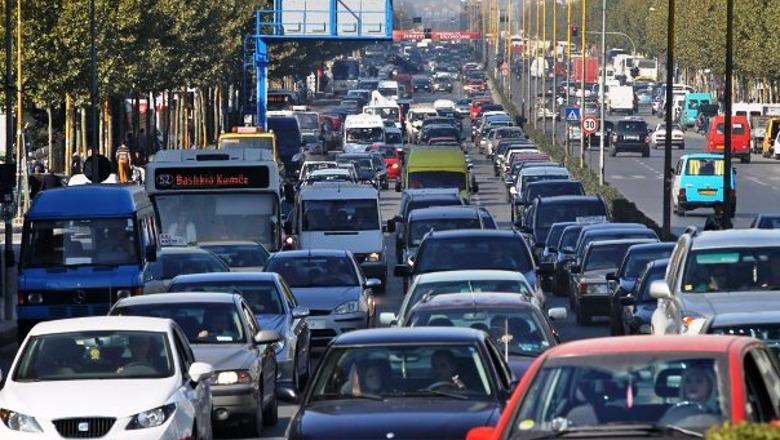 Pr/ligji/! Taksa e qarkullimit ‘shkon’ tek mjeti, rrit tarifat vjetore! Mjetet luksoze taksë vjetore 40 mijë lekë nga 21 mijë lekë! Për ato elektriket 15 mijë lekë në vit