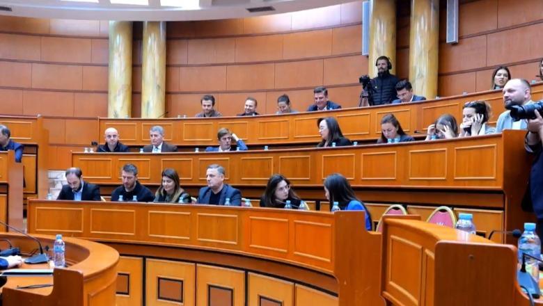 Veliaj në paraburgimin e Fierit/ Demokratë e socialistë ngrenë alarmin në Këshillin e Tiranës, Teliti: E rrëmbyen dhe e paketuan! Zhulali: U transferua për një status në FB! Valteri: Po mbahet në kushte të rënda