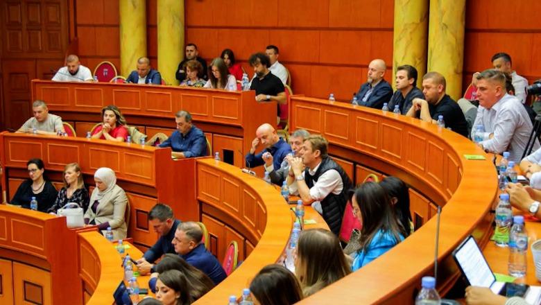 Këshilli i Tiranës rezolutë për transferimin e Veliajt drejt Fierit, Zhulali: Për një status në FB! Teliti: U rrëmbye dhe u paketua! Miratohet lista me 1434 familje për kredi të buta