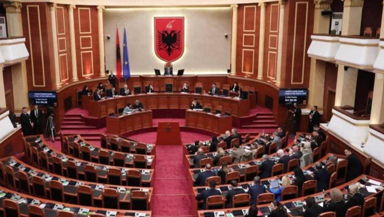 Pushteti është si violina; e kap me dorën e majtë dhe luan me të djathtën…