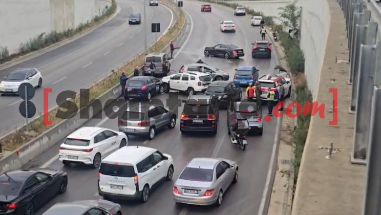 Aksident me të paktën 5 makina në Unazën e Tiranës, automjetet bëhen 'lëmsh'! Vështirësohet qarkullimi (VIDEO)