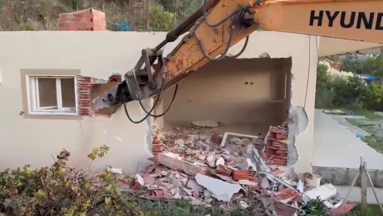 IKMT aksion në Himarë, shemben disa objekte dhe struktura të ndërtuara pa leje (VIDEO)