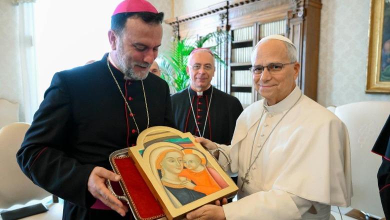 Papa Leoni XIV pret në Vatikan ipeshkvijtë shqiptarë, i kërkojnë të vizitojë Shqipërinë