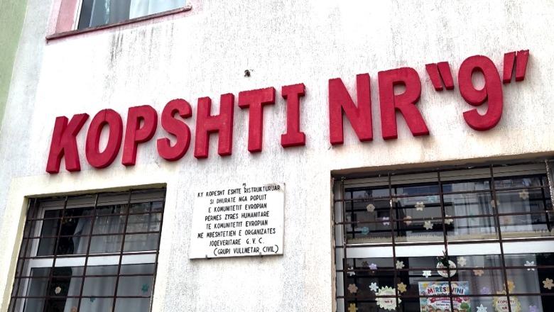 Vlorë/ Prindërit kundër zhvendosjes së fëmijëve nga kopshti, kërkojnë zgjidhje nga bashkia