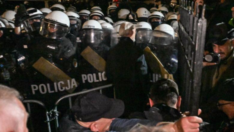 Presidenti i Gjykatës Kushtetuese të Polonisë u pezullua nga detyra, qytetarët në protestë! 3 të arrestuar pas tensioneve të shkaktuara