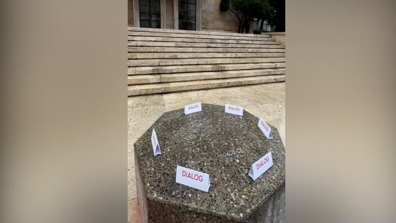  Rama fton sërish protestuesit për dialog pavarësisht refuzimeve, 'sofra e gurtë' vendoset para Kryeministrisë