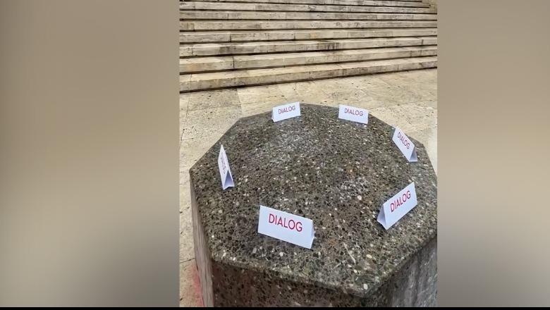 Rama fton sërish protestuesit për dialog pavarësisht refuzimeve, 'sofra e gurtë' vendoset para Kryeministrisë