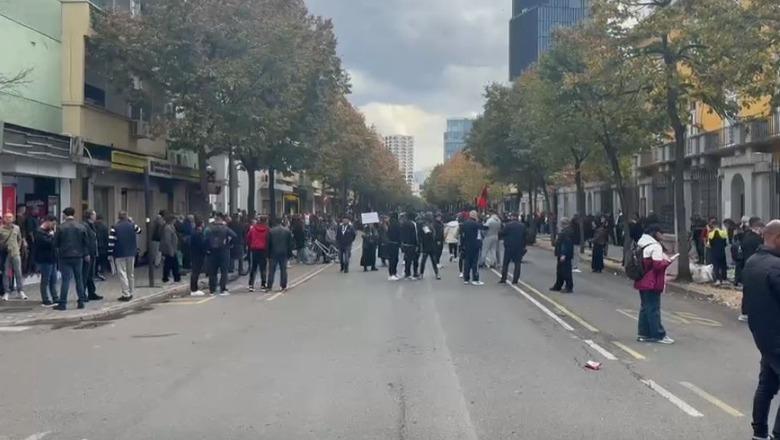 Dy protesta kombëtare sot në Tiranë, studentët grumbullohen para Ministrisë së Arsimit! Militantët e Berishës para Kryeministrisë (VIDEO) 