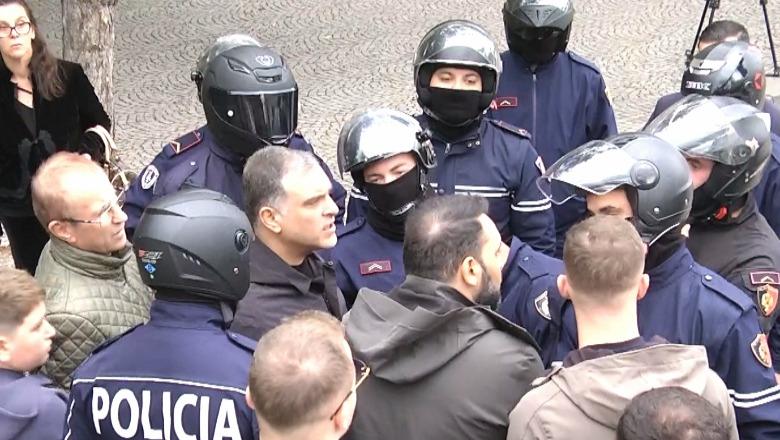 ‘Hiqe dorën, plehrë!’ Këlliçi e Blushi përplasen me policët: Po pengoni lëvizjen e njerëzve