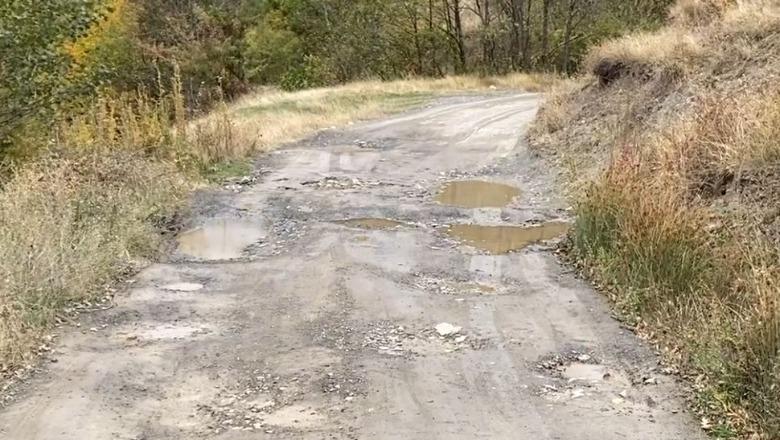 Kukës/ 6 km rrugë e paasfaltuar në Zapod, banorët: As ambulanca nuk futet, rrezikojmë të mbetemi të izoluar
