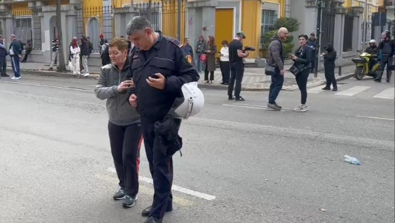 Protesta te Ministria e Arsimit, polici ndihmon të moshuarën dhe bisedon me të