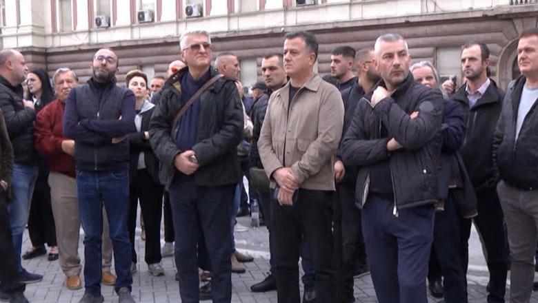 Thirri protestën e PD, asnjë shenjë e Berishës para kryeministrisë! Dërgon Nokën, Bardhin dhe deputetë të tjerë