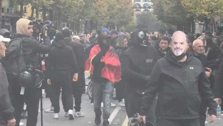 Protesta te Ministria e Arsimit, një pjesë e protestuesve të maskuar! Njëri prej tyre maskohet si Rama