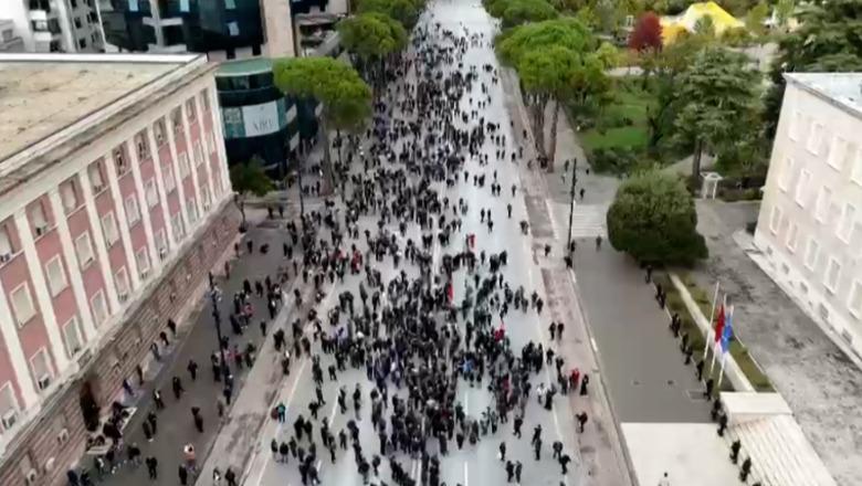 LIVE TV- Thirri protestë kombëtare, por Berisha mungon sërish! Demokratët marshim, i bashkohen grupit të protestuesve të Ministria e Arsimit, pjesë edhe maskat