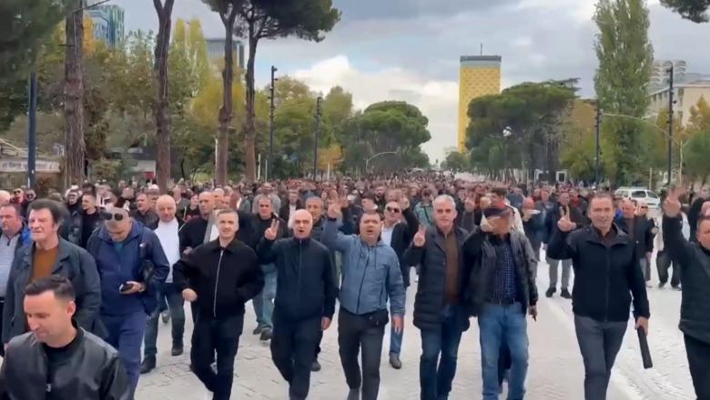 VIDEOLAJM/ Berisha mungon në protestë, publikon videon e ‘studentëve’ që u prin Sali Lushaj