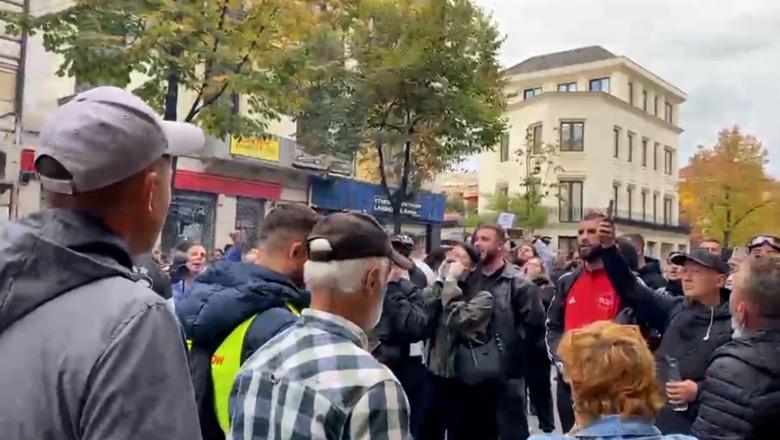 Bashkohen dy protestat, të rinjtë krijojnë kordon për të penguar demokratët! Thirrjet “Berisha në burg” tensionojnë mbështetësit e PD-së