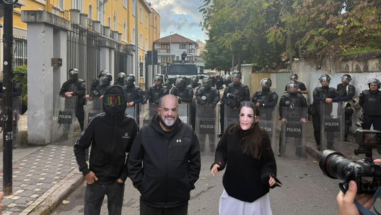 Protestuesja maskohet si Balluku, bën fotografi para kordonit të policisë