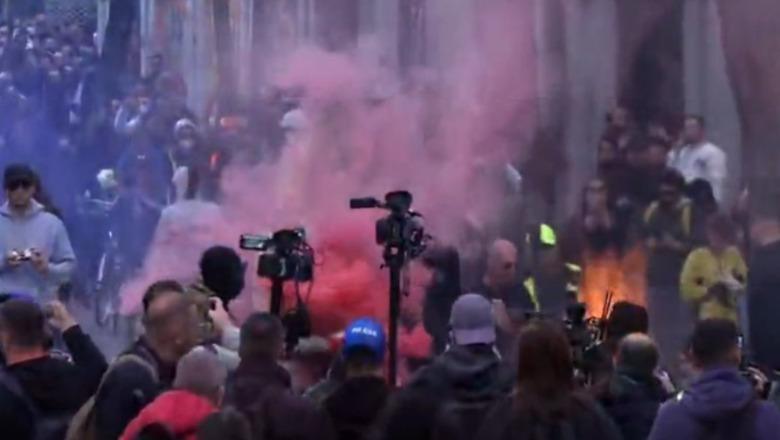 Protestuesit ndezin flakadanë, u vënë flakën koshave te Ministria e Arsimit