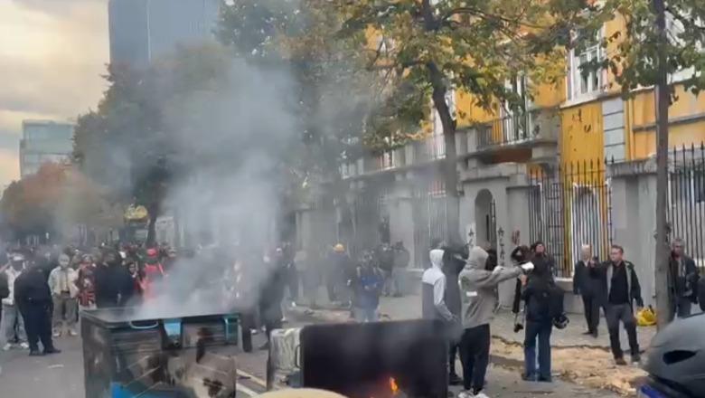 Protesta te Ministria e Arsimit/ ‘Maskat’ shënjestrojnë policët, i gjuajnë me llastiqe