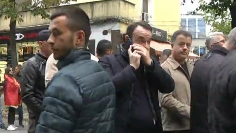 Deputetët e PD distancohen nga protestuesit, Balliu ‘komanda’ në telefon