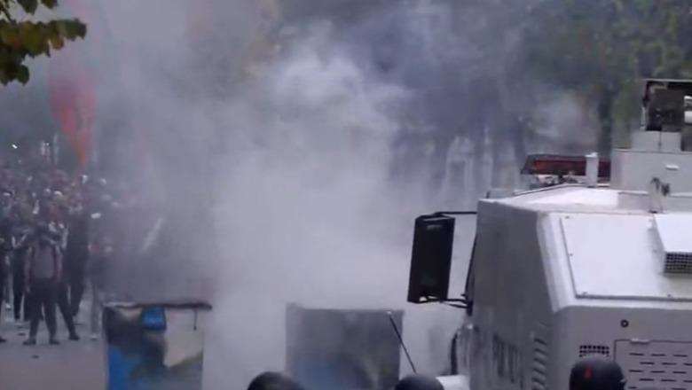 Protestuesit zjarr koshave të mbeturinave, policia hedh ujë