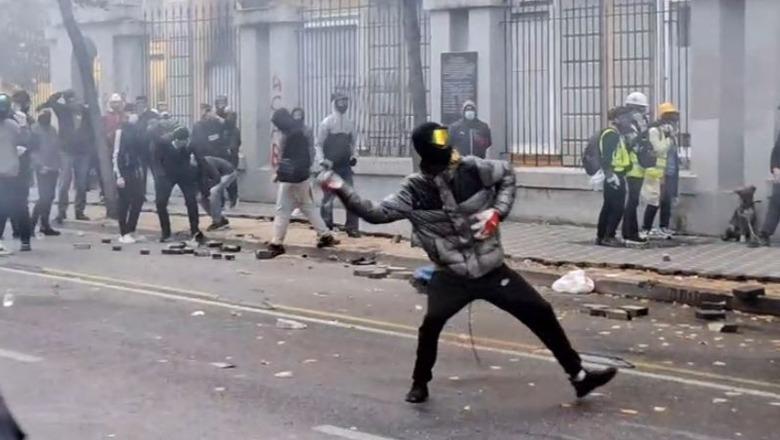 'Maskat' në aksion, shkulin pllakat e trotuarit dhe sulmojnë policinë