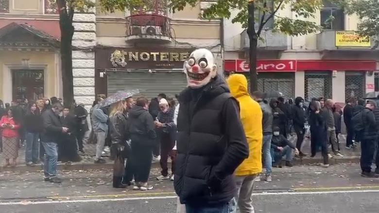 Halloween dhe protestë, ‘kllouni’ djallëzor shfaqet në turmë