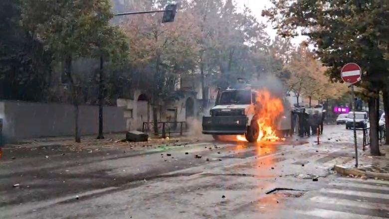 Përzunë militantët e PD, të rinjtë vijojnë protestën! Maskat sulme me gurë e molotovë drejt efektivëve, marshojnë te Kryeministria