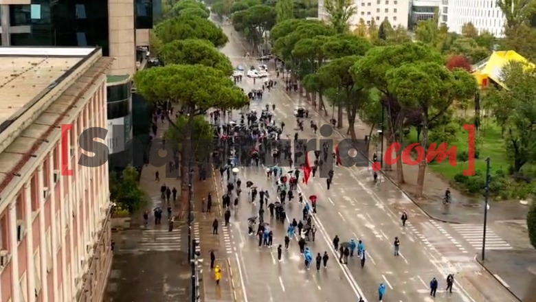 LIVE TV- Përzunë militantët e PD/ Një grup të rinjsh vijojnë protestën, sulme me gurë e molotovë drejt efektivëve! Vendosen te Kryeministria