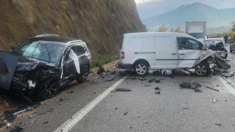 Aksident në aksin Gjirokastër-Tepelenë, përplasen tre automjete! Pesë persona të plagosur dërgohen me urgjencë në spital
