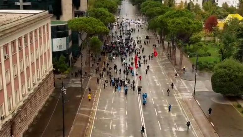 LIVE TV- Tkurret protesta, vetëm një grup i vogël para Kryeministrisë! Maskat sulme me gurë e molotovë drejt efektivëve te Ministria