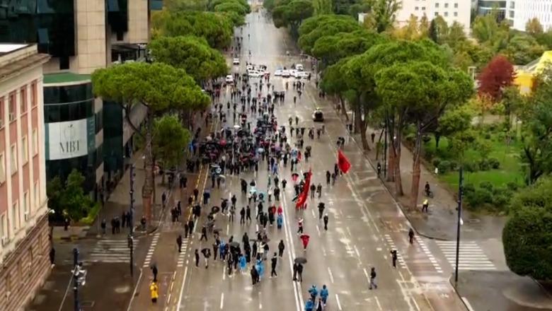 LIVE TV- Tkurret protesta, vetëm një grup i vogël para Kryeministrisë! Maskat sulme me gurë e molotovë drejt efektivëve
