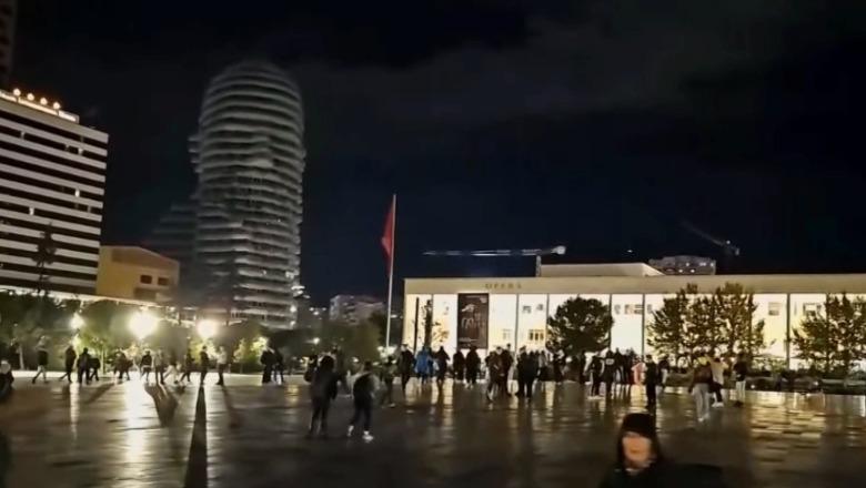 Një grup i vogël protestuesish marshojnë nëpër rrugët e Tiranës