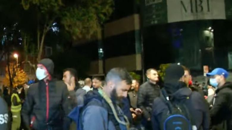 Një grup i vogël protestuesish rikthehen te Kryeministria, policia reagon me spraj, lëndohet edhe një gazetare! Qytetari kërkon ndryshimin e Kushtetutës